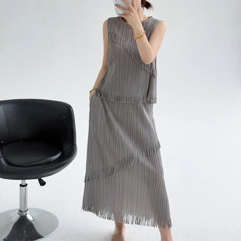 

Комплект Miyake 2026: Новая летняя футболка с бахромой и модная юбка, элегантный женский комплект из топа без рукавов и простой юбки, повседневный наряд