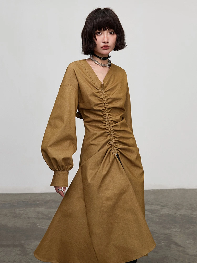 [EAM] Women Army Green Drawstring Irregular Elegant Midi Dress New V-Neck Long Sleeve Fashion Tide Spring Autumn 2024 1DH4734