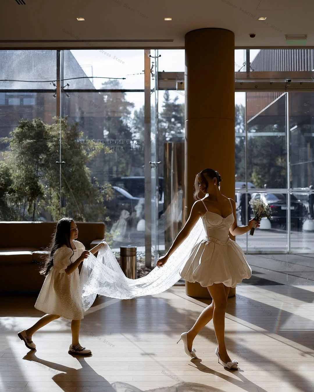 Perles blanches une ligne courte Mini femmes Robe de mariée Sexy sans manches rayure Satin Robe de soirée de mariée plage Boho Robe personnalisée