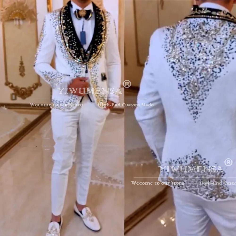 Luksusowe białe garnitury ślubne dla mężczyzn Skinny Sparkly Crystals Beads Shawl Lapel Prom Blazers 3-częściowe smokingi dla pana młodego dostosowane