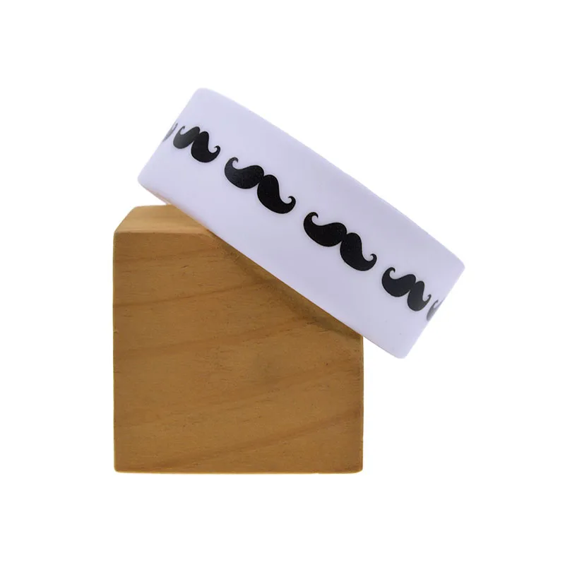 25 Stück 2,5 cm breite weiße Silikonarmbänder im Hip-Hop-Stil mit aufgedrucktem Schnurrbart-Logo, für Gruppenveranstaltungen, Souvenirs, Handbänder – Detail 7