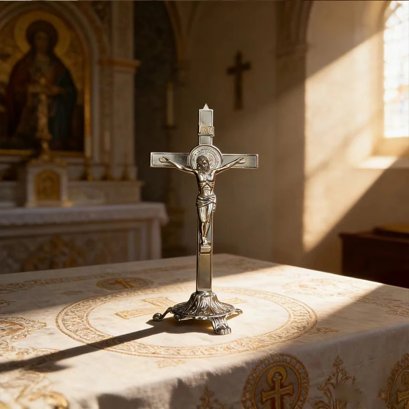 Neues hochwertiges, versilbertes katholisches St.-Benedikt-Kruzifix mit verziertem Sockel, stehendes Kreuz für den Gottesdienst auf dem Tisch und die tägliche Andacht. – Detail 5