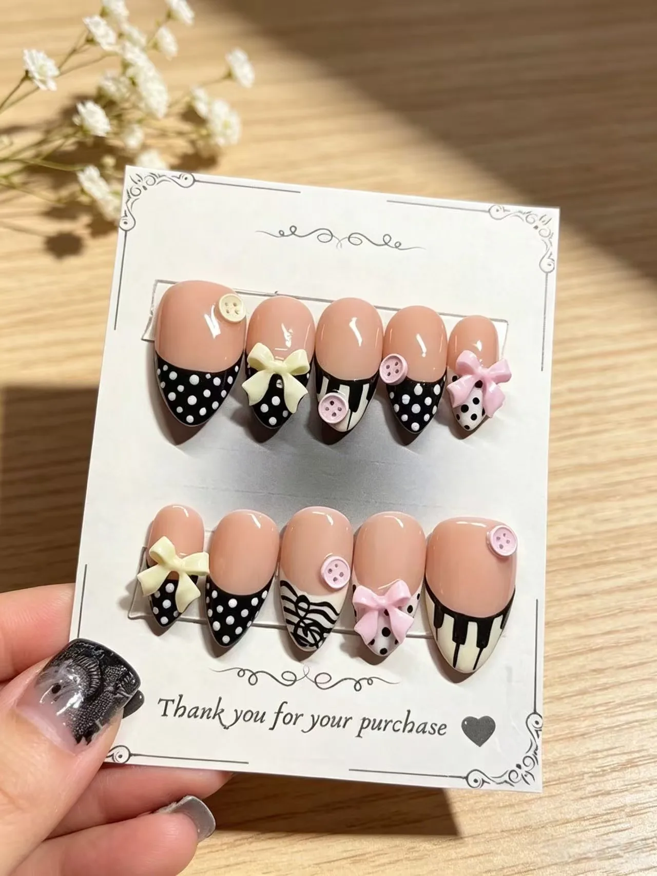 Hautfarbene Polka-Dot-Klavierbogen-Knöpfe zum Aufkleben auf Nägel, 10-teiliges Set, geeignet für JK-Uniformen, Vintage-Puppen-Stil, Lolita-Kleider, Nachmittagstee-Date, koreanische Mädchen-Outfits und