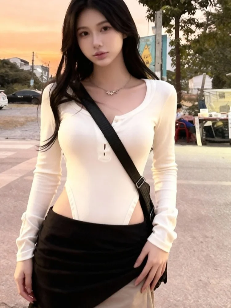 섹시하고 달콤하고 매콤한 미국 스타일 롱 슬림핏 브이넥 티셔츠 여성용 겨울 신상 순수한 매력 허리 조이는 슬림핏 옷