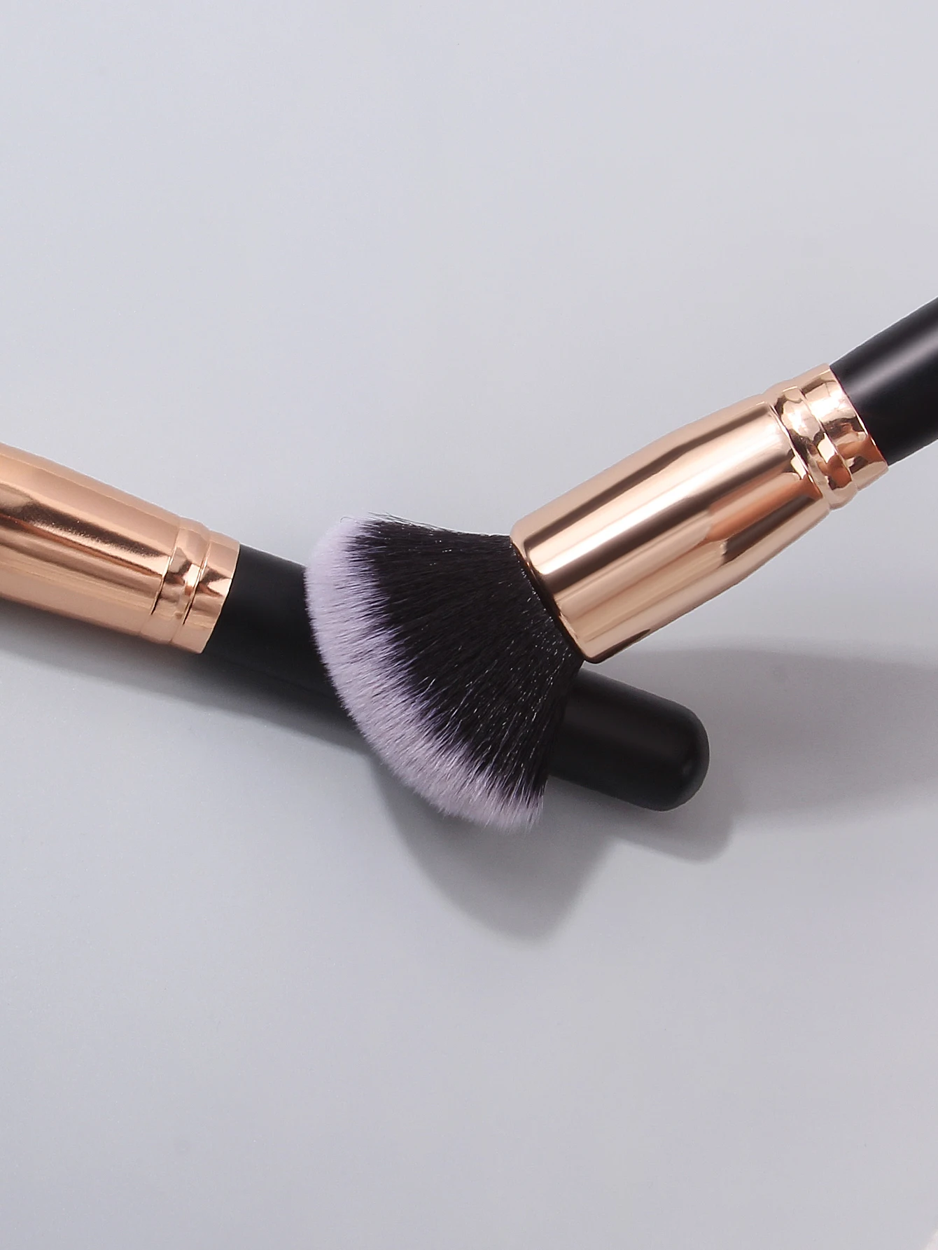 فرشاة مكياج واحدة رائعة مع شعيرات رقيقة وناعمة، فرشاة مكياج محمولة متعددة الوظائف للسفر، أداة تجميل