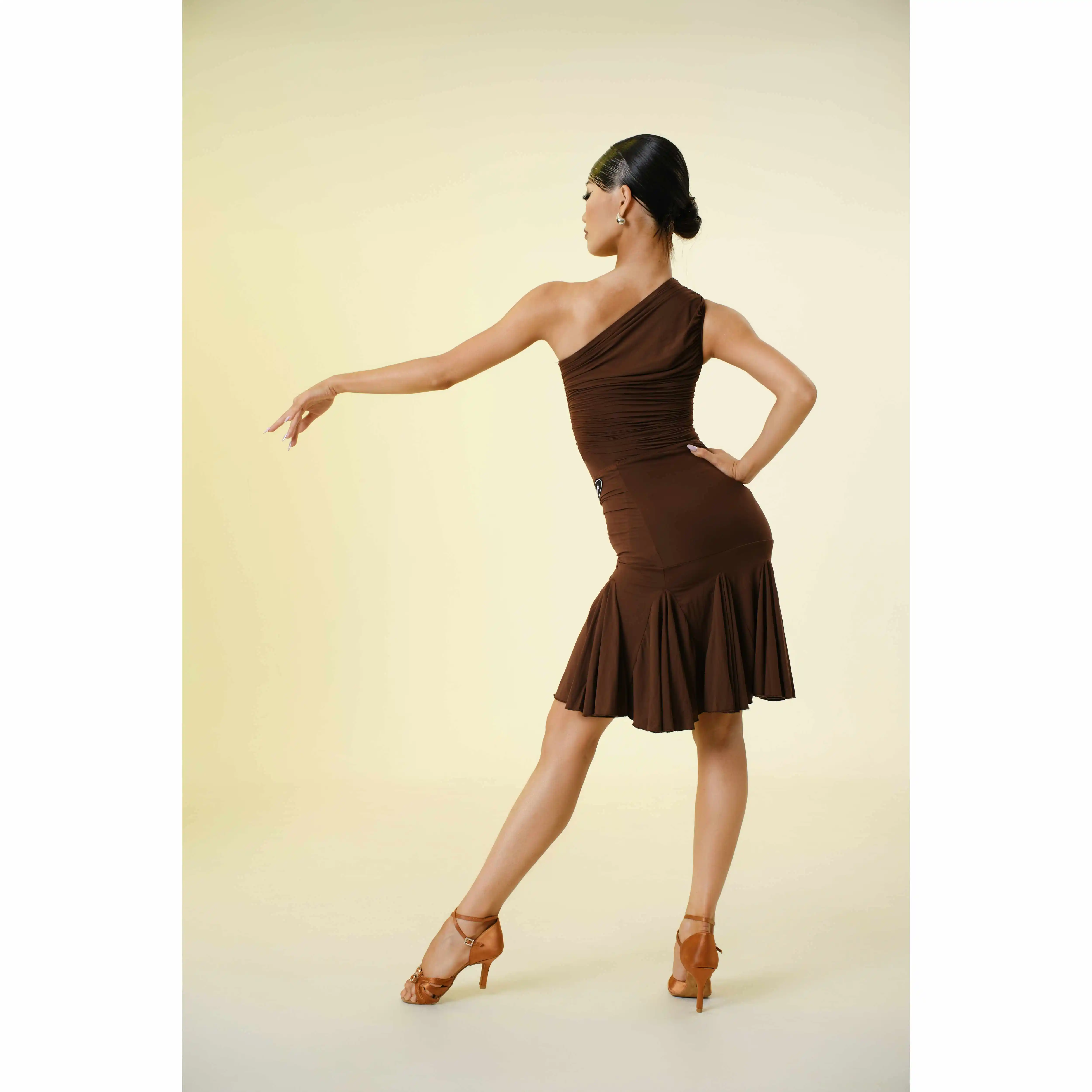 Ensemble d'épissure de jupe supérieure à épaules diagonales quatre couleurs, Costumes de spectacle de danse latine pour femmes adultes, vêtements latins Chacha DQS20519