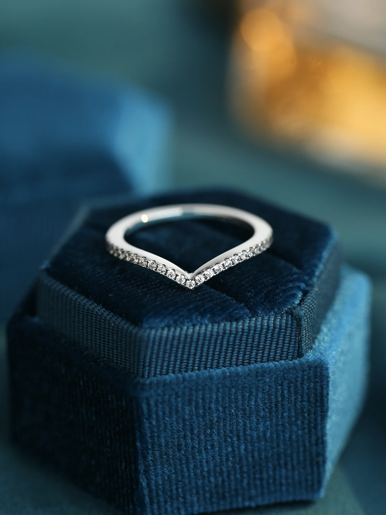 

Jewelry Classic, Unisex V-Shaped Ring