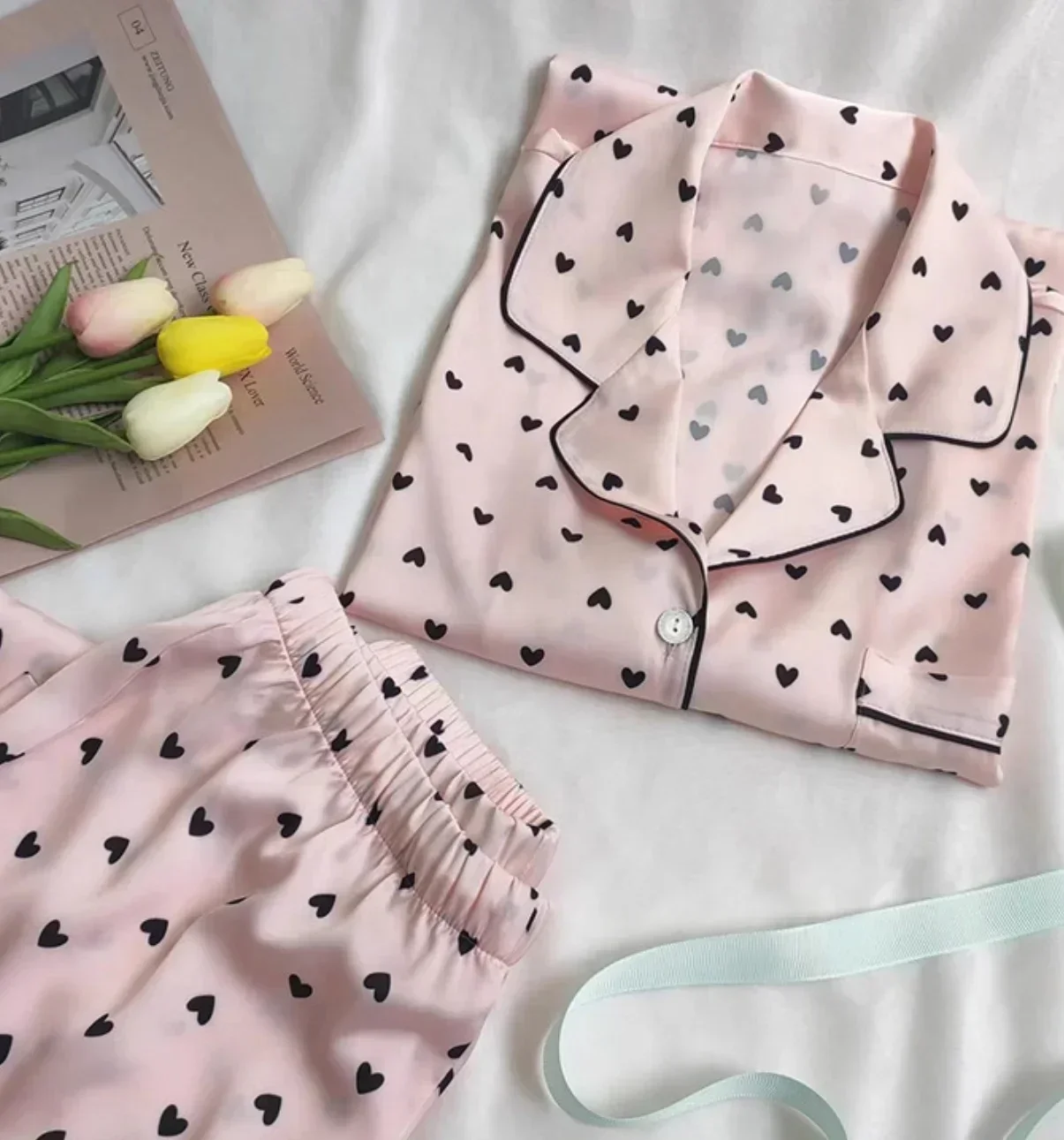 Luxe satijnen damespyjamaset met hartprint, comfortabele en stijlvolle pyjama met V-hals