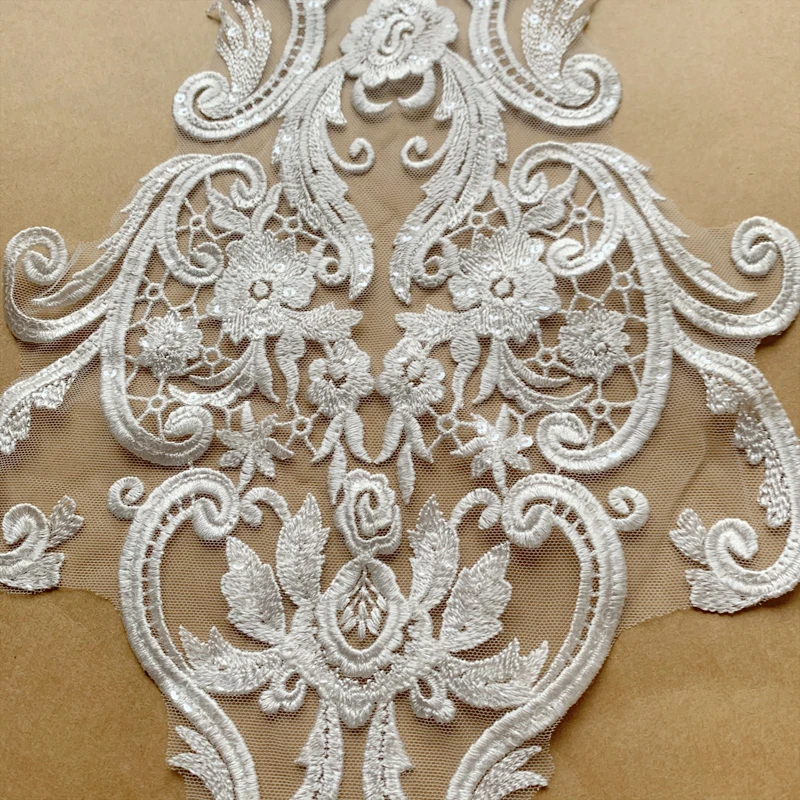 Europäischer Stil Paillettenbestickte Spitze, Pfirsichherz-Ausschnitt, Blumenapplikation, Hochzeitskleid-Dekorationszubehör, Weiß – Detail 5