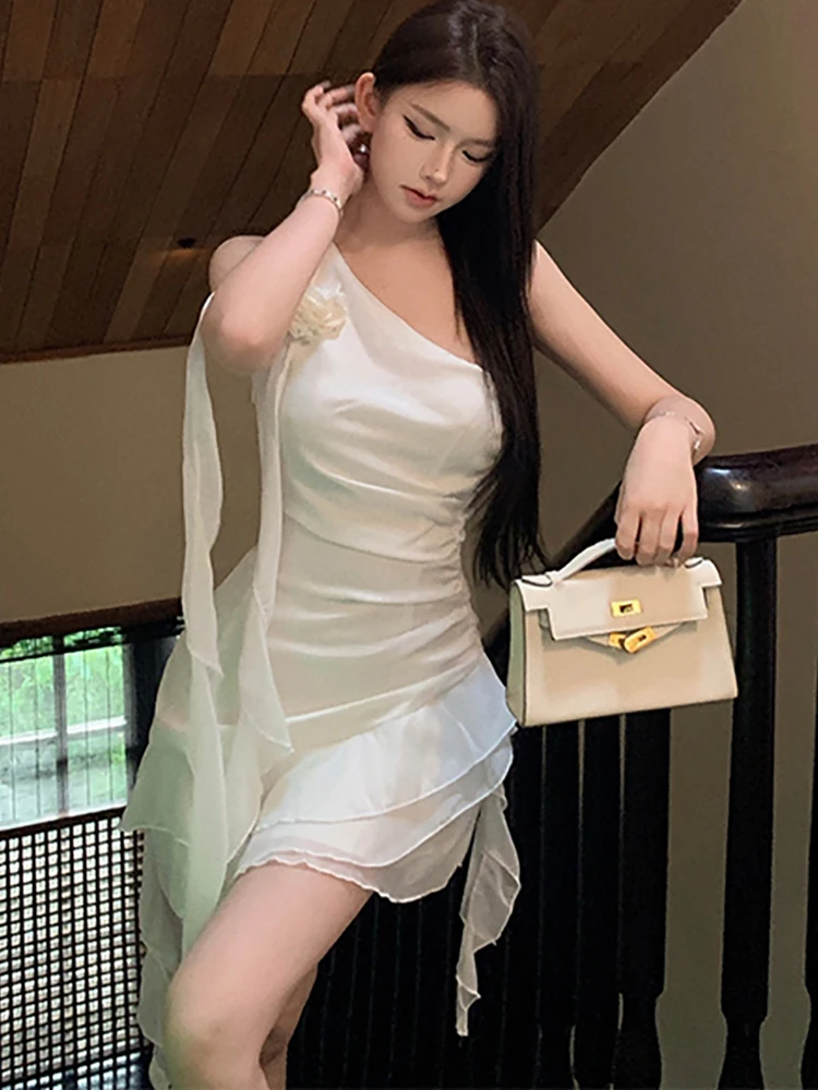 Mini vestido de chiffon branco para mulheres, elegante em camadas, ombro inclinado, vestido sexy de verão, bodycon coreano, vestidos de aniversário, novo, 2022