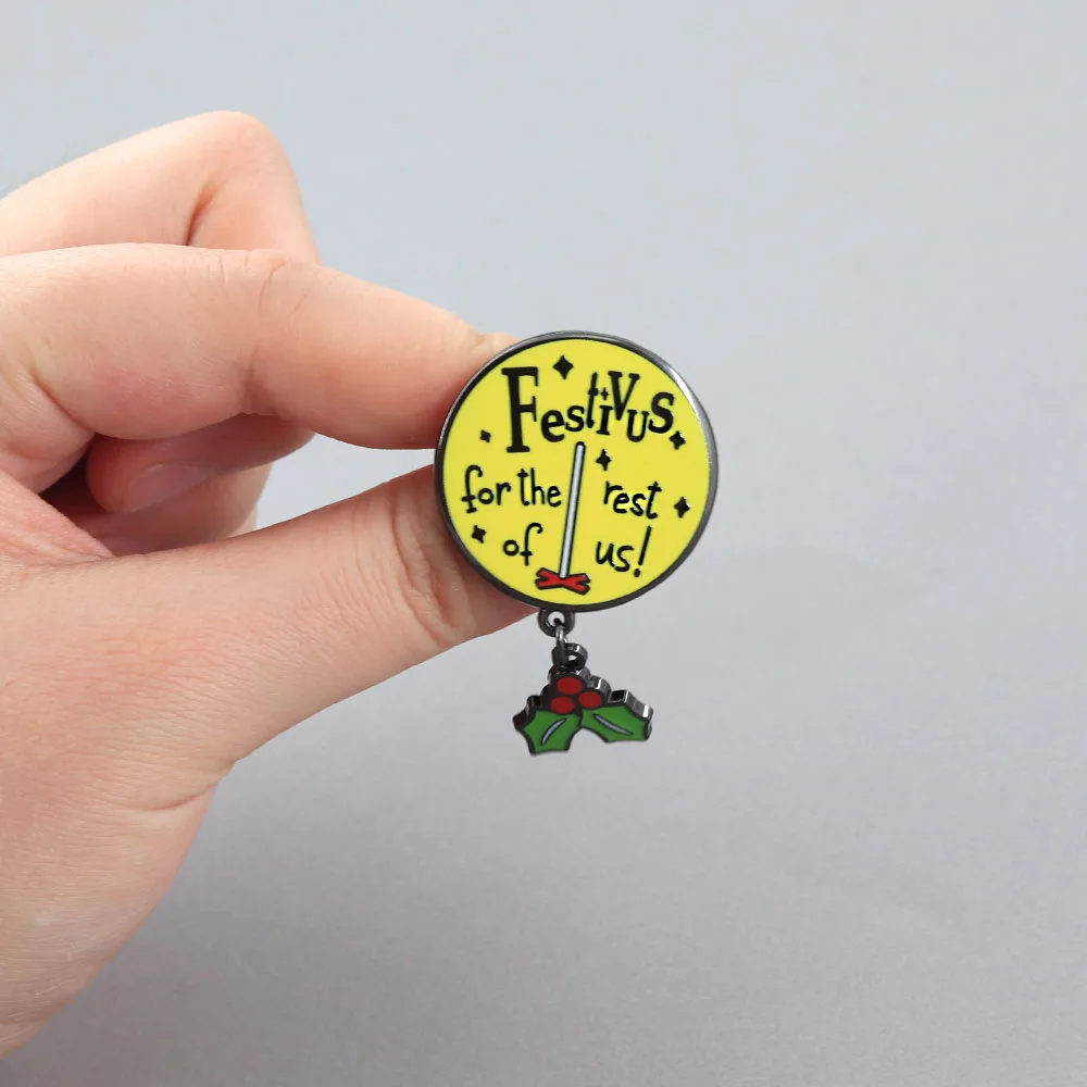Festivus für uns alle Emaille-Brosche Seinfeld Feiertags-Reversnadel Festivus-Stange mit Stechpalmen-Anhänger als festliches Geschenk – Detail 4