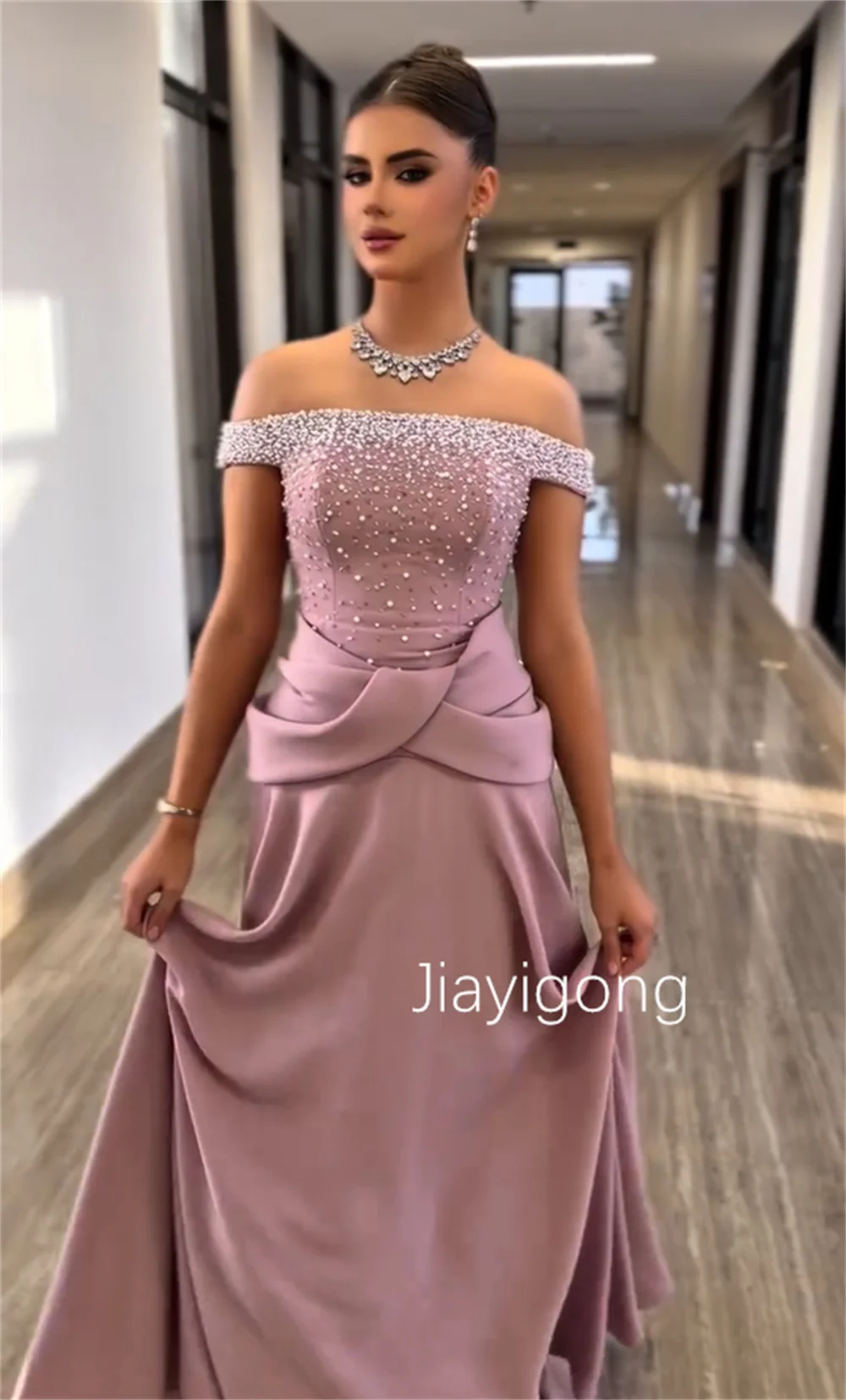 Maßgeschneiderte schlichte Jersey-Faltenperlen-A-Linie, schulterfreie lange Kleider, maßgeschneiderter Anlass, Promi-Exquisit