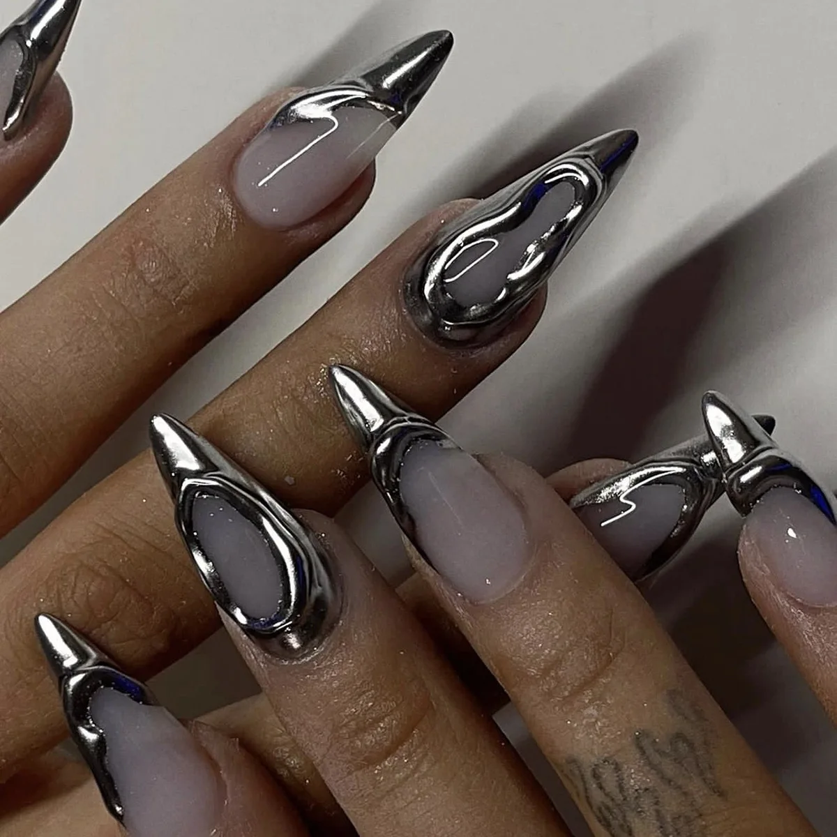 

24pcs Press-On False Nails French-Style Silver 3D Mirror Almond-Shaped A Perfect Gift for Girls & Friends Ideal for Any Occasion
