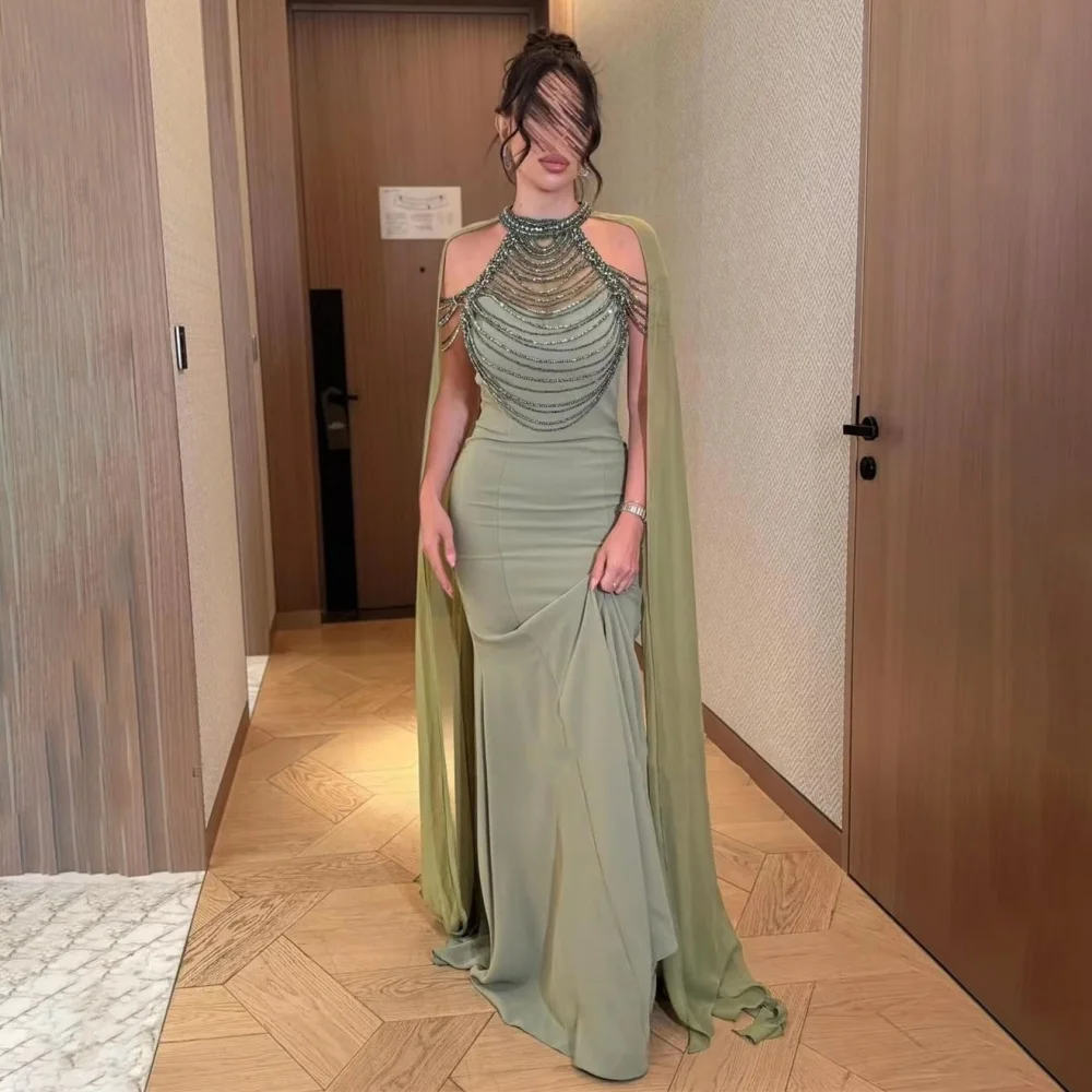 Aangepaste prachtige kralen vrouwen galajurk mouwloze charmante zeemeermin halternek feestjurk ruches vrouwen avondjurk