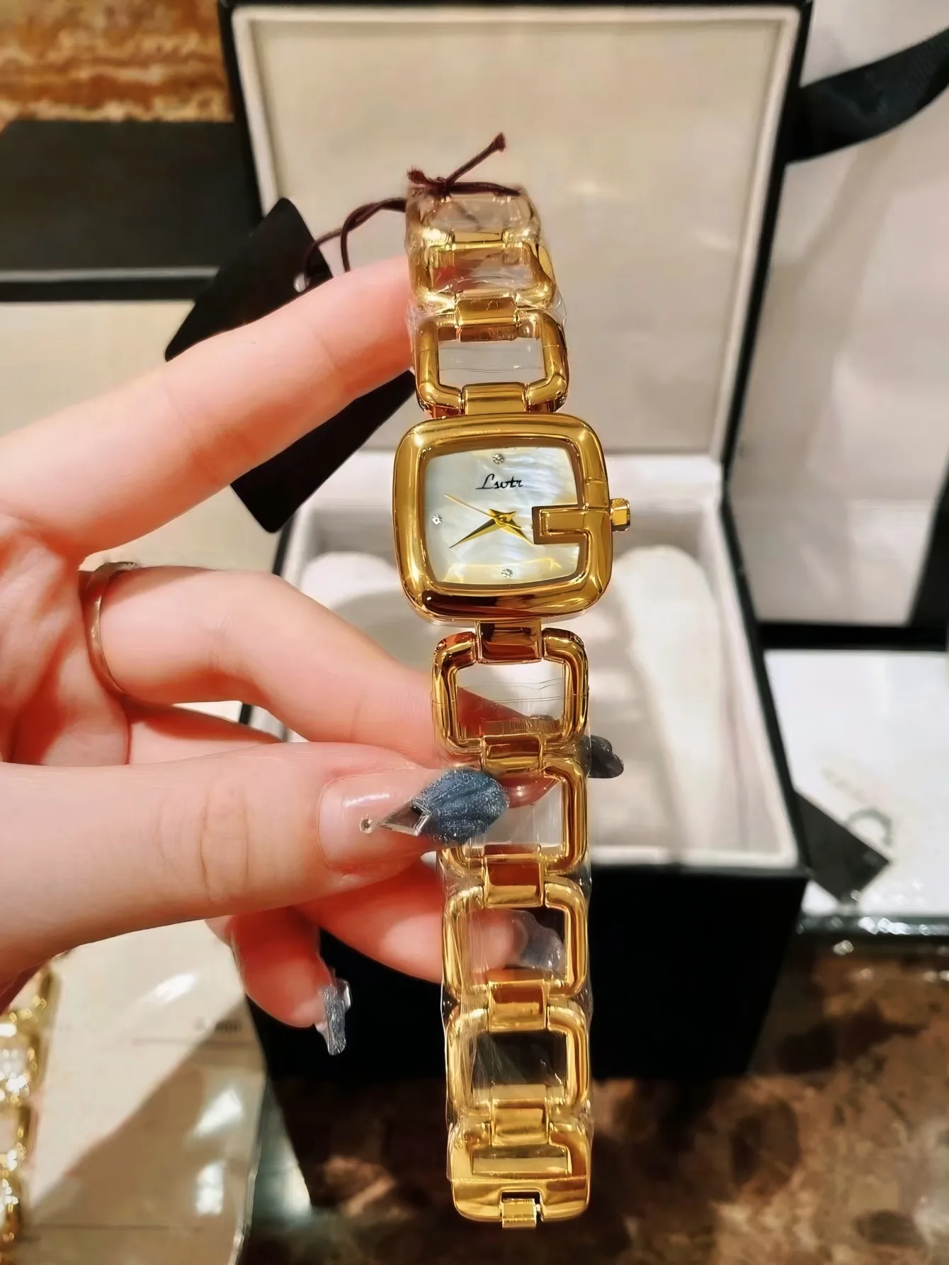 1 Piece of Silver New High-End French Fashion Simple Elegant Stylish Exquisite Inlaid Rhinestone Women's Watch High-End Mother-Of-Pearl Dial Cut Out Stainless Steel Strap Design Elegant Retro Accessible Luxury Versatile Waterproof Watch Women's Quartz Watch Suitable for Casual Vacation Party Wear and Daily Decoration Can Be Used as Birthday Holiday Gifts