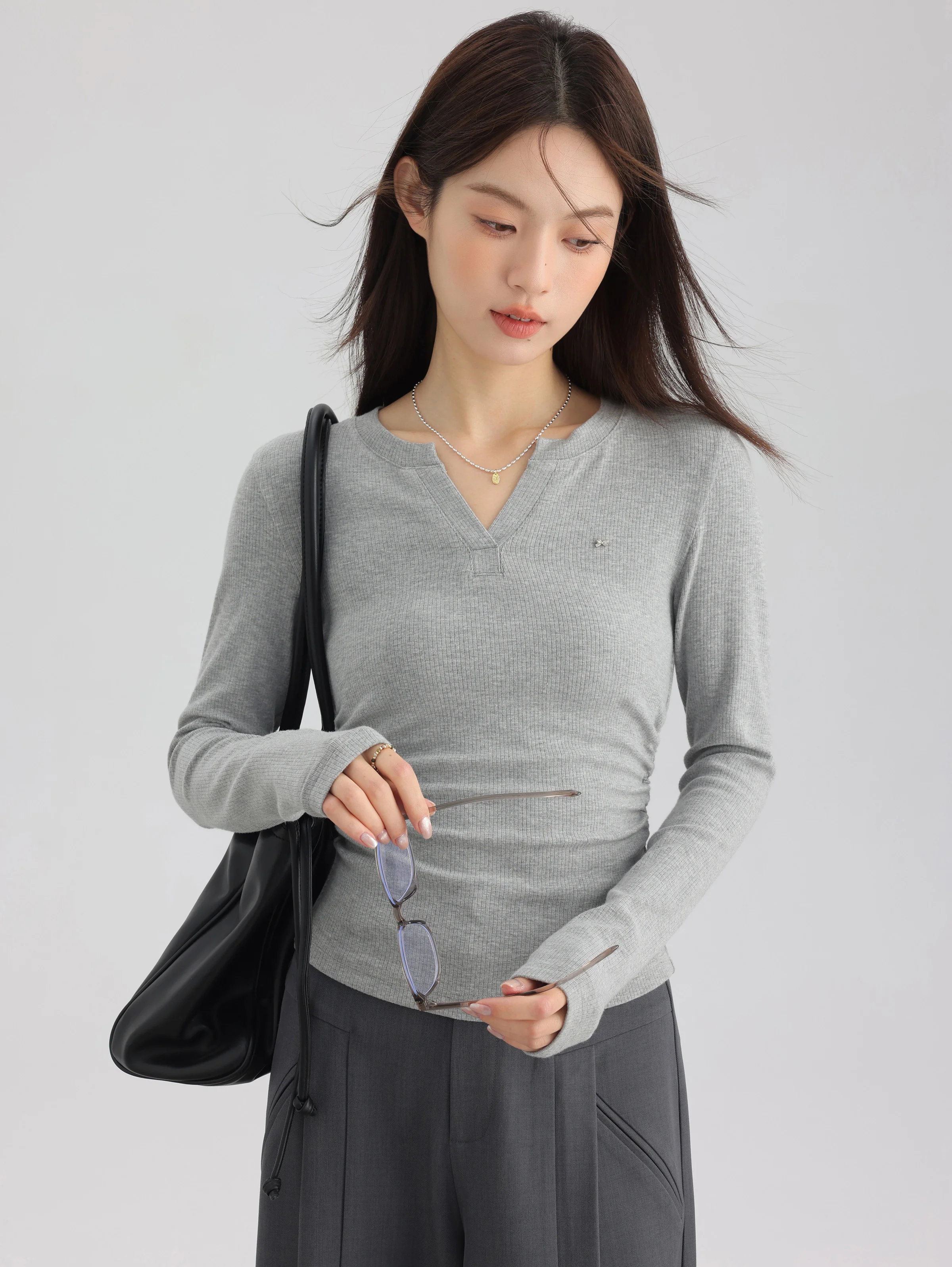 Camiseta feminina slim fit com decote em V, manga comprida elástica, elegante, camada de base de malha cinza, roupa para outono, casual, uso diário