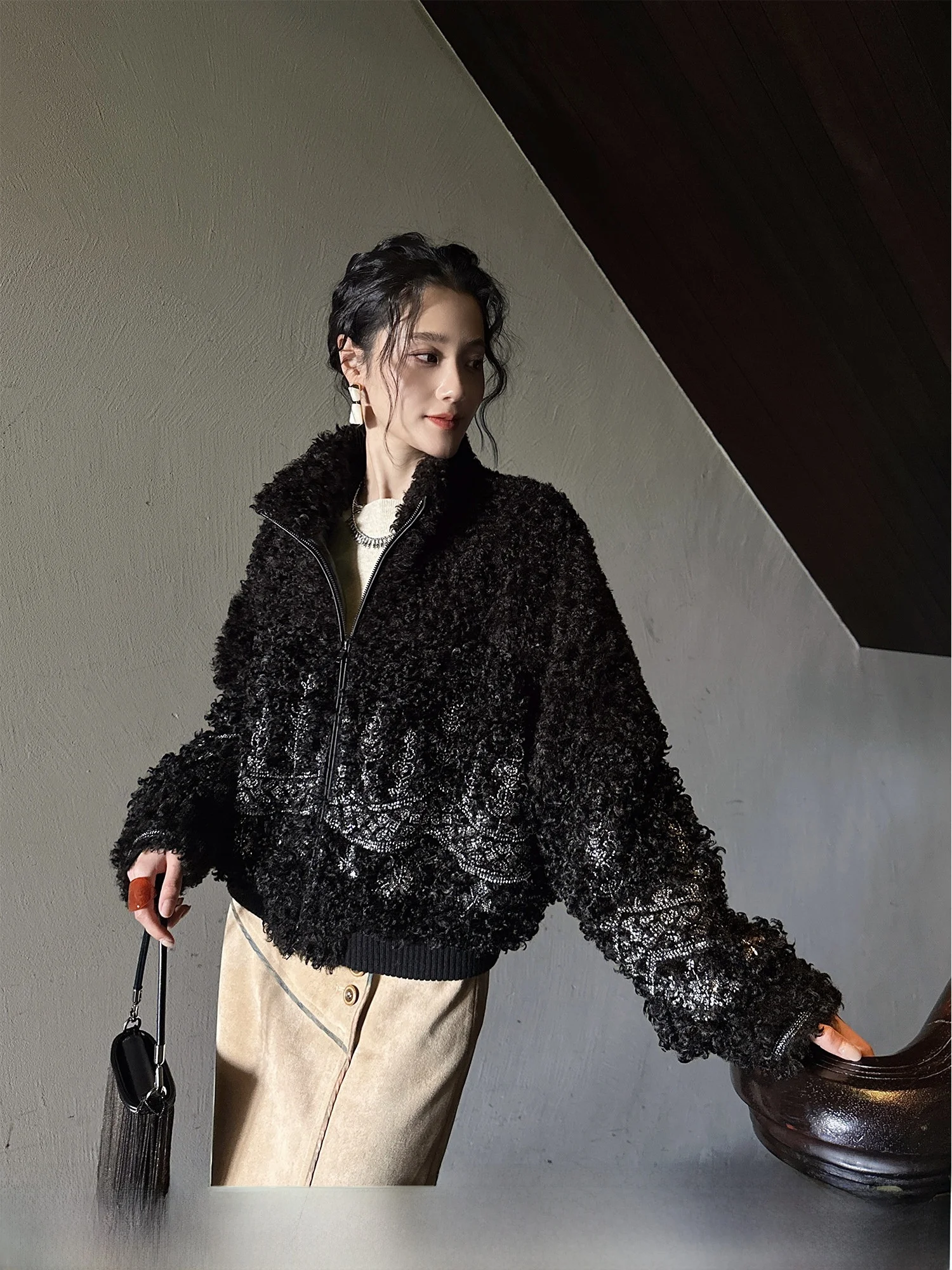 

Новая женская зимняя куртка Sanji Bla Flower из овечьего меха в китайском стиле, модная, трендовая, для повседневной носки, свободного кроя, с длинными рукавами, на пуговицах