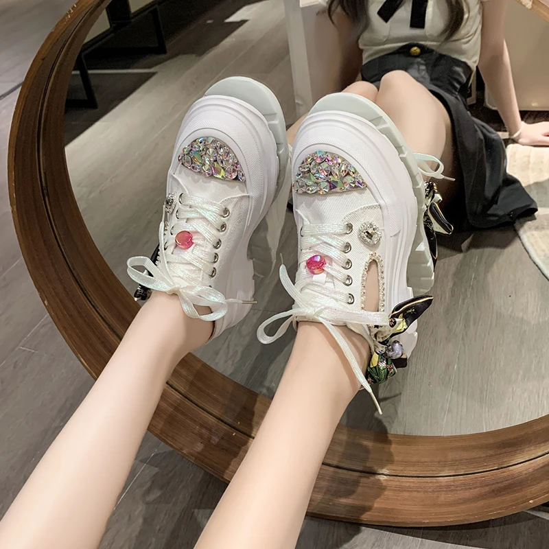 Sepatu setengah sandal wanita, sepatu wanita Lolita cantik berlian imitasi sol tebal mewah, sneaker kasual bersirkulasi simpul pita 2024