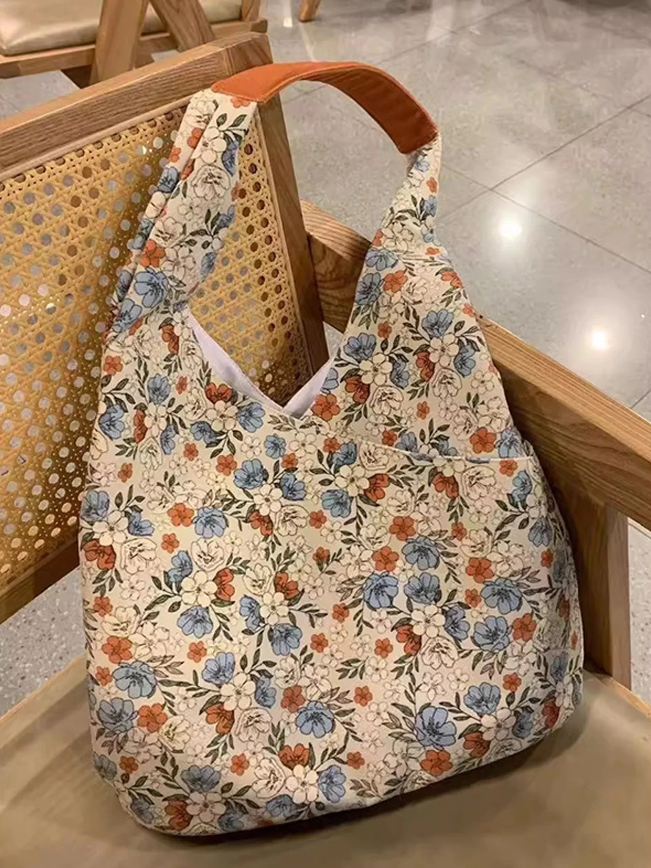 2024 new Japanese Hong Kong style design small floral shoulder bag with high appearance and versatile retro large capacity tote