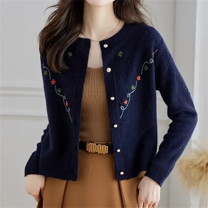 Pop 2024 Knitted Sweater Hand Embroidered New Autumn/Winter Cardigan Short High End Coat Loose Top For External Wearing Pink Bei