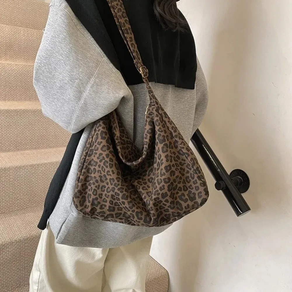 Vielseitige Damen-Umhängetasche aus weichem Textil mit großem Fassungsvermögen, verstellbarem Riemen und Leopardenmuster – Detail 17