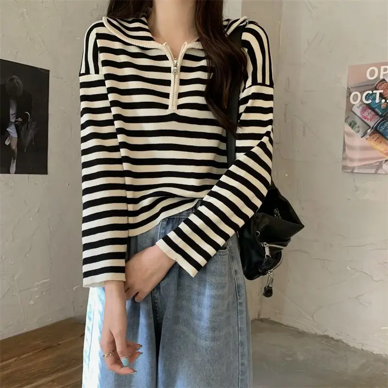 

Loose and Lazy Striped Pullover Long Sleeved Sweatshirt for Women with a Trendy Design and Zipper Top