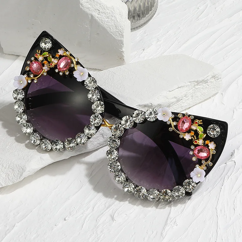 Luxury Rhinestone Sunglasses Women Y2k Vintage Flowers Bling Cat Eye Sunnies Outdoors Travel Ultraviolet Proof Oversized Shades