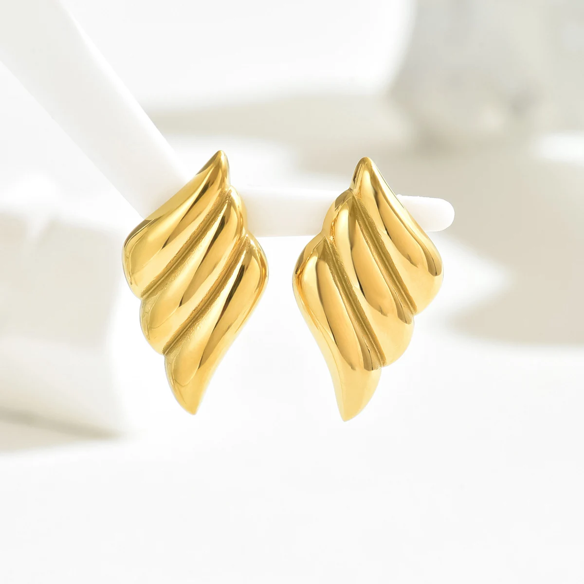 Classic C-shaped Small Flower Conch Stud Earrings Gold Color Chic Posting Earrings Metal Geometric Temperament Party Jewelry image 4