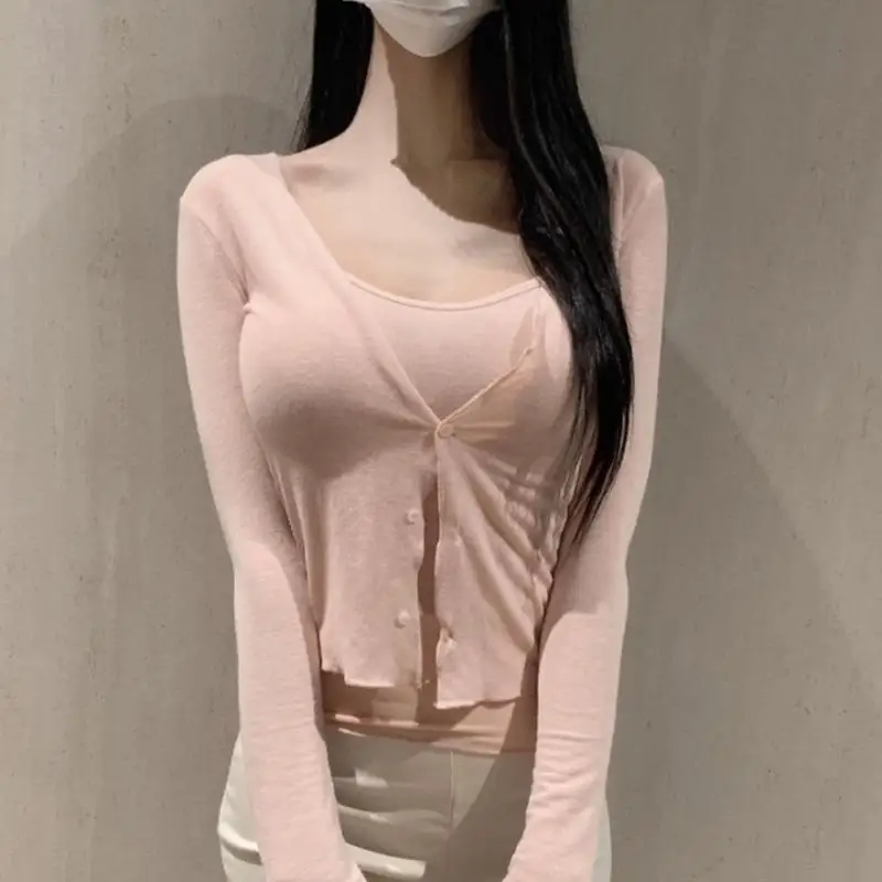 

Теплый розовый женский комплект MA079: топ на бретельках и кардиган с защитой от солнца – модный летний наряд для женщин 25-35 лет