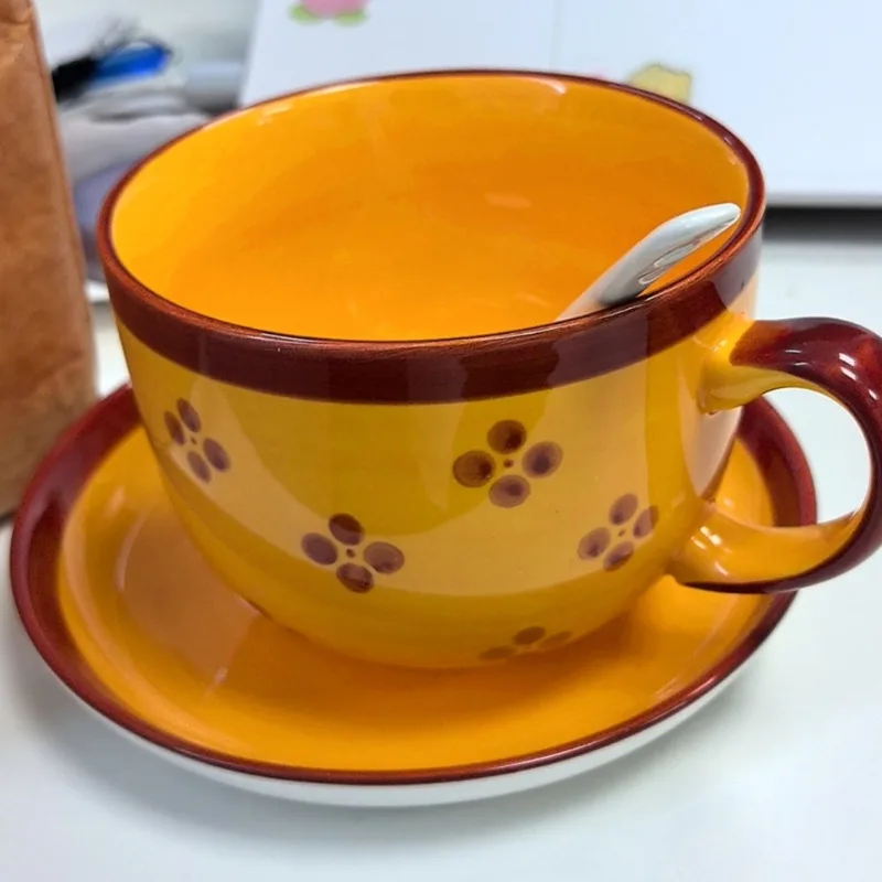 

Керамическая кружка Моника, желтая кофейная чашка и блюдце, набор, простая винтажная кружка с художественным принтом, стол для пары, кухонные аксессуары