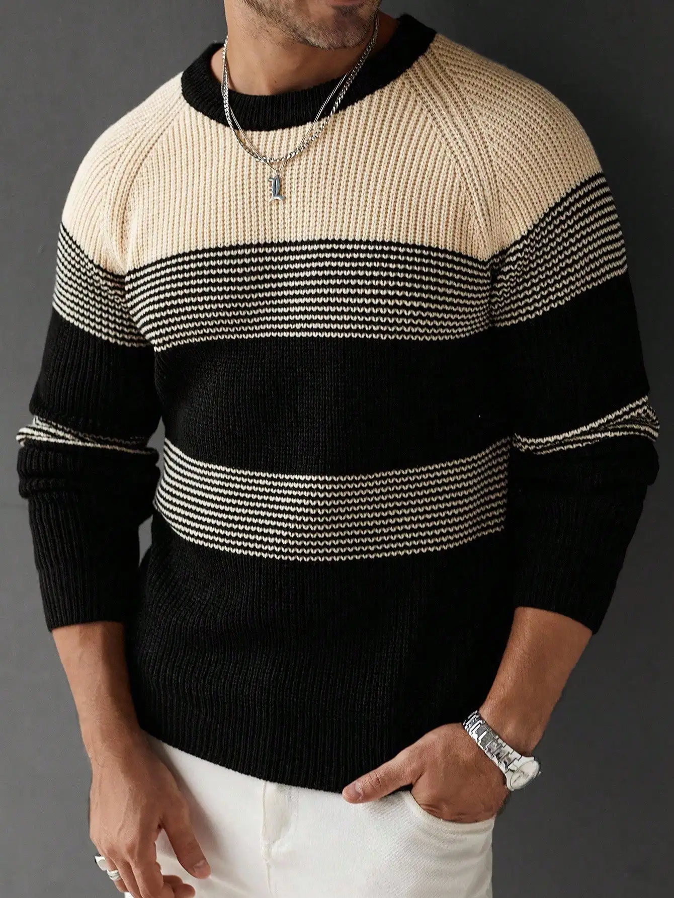

Мужской вязаный свитер с контрастными полосками и круглым вырезом для осени и зимы