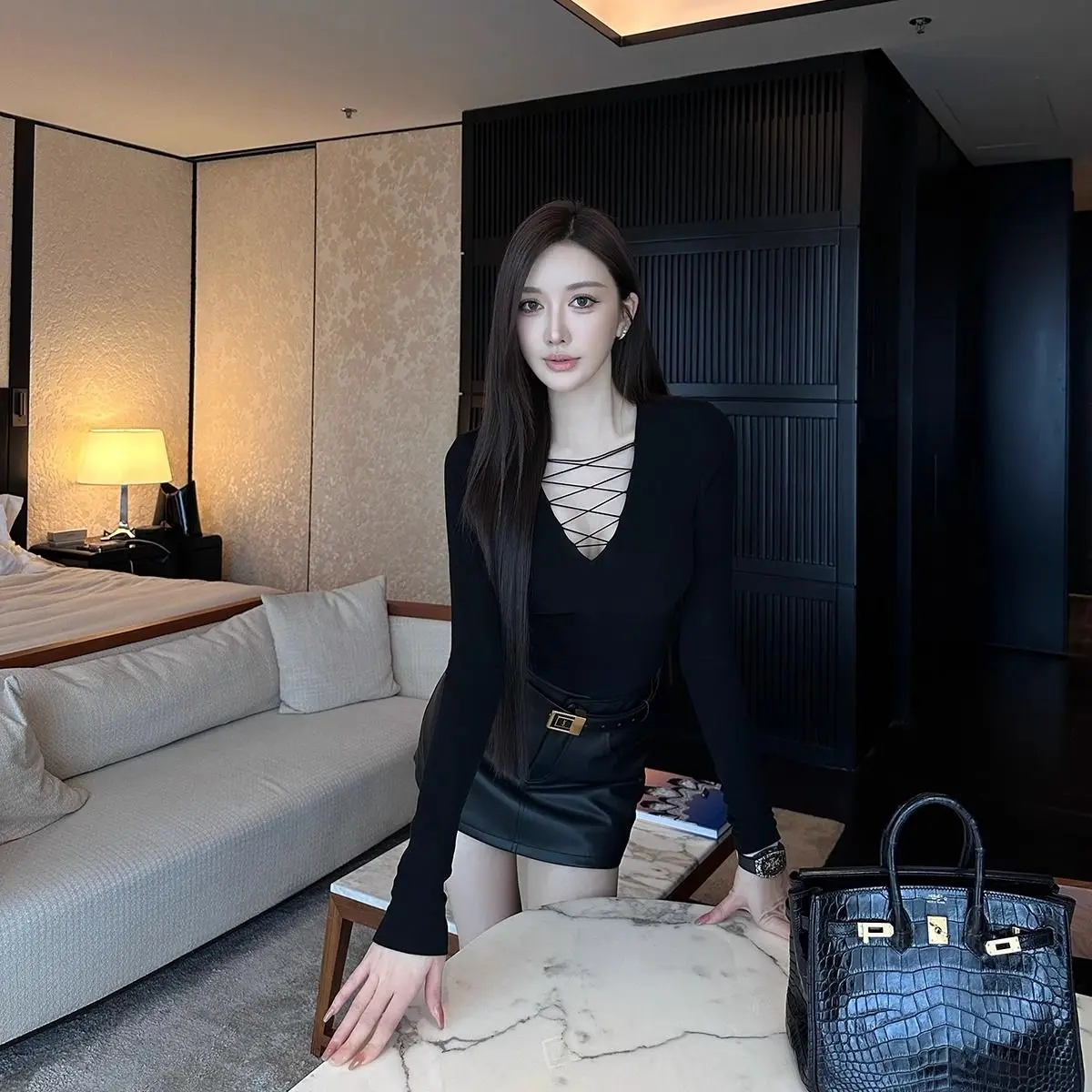 

Черный трикотаж с v-образным вырезом и длинными рукавами, женский осенне-зимний тонкий темперамент, сексуальные короткие короткие рубашки с базовым топом