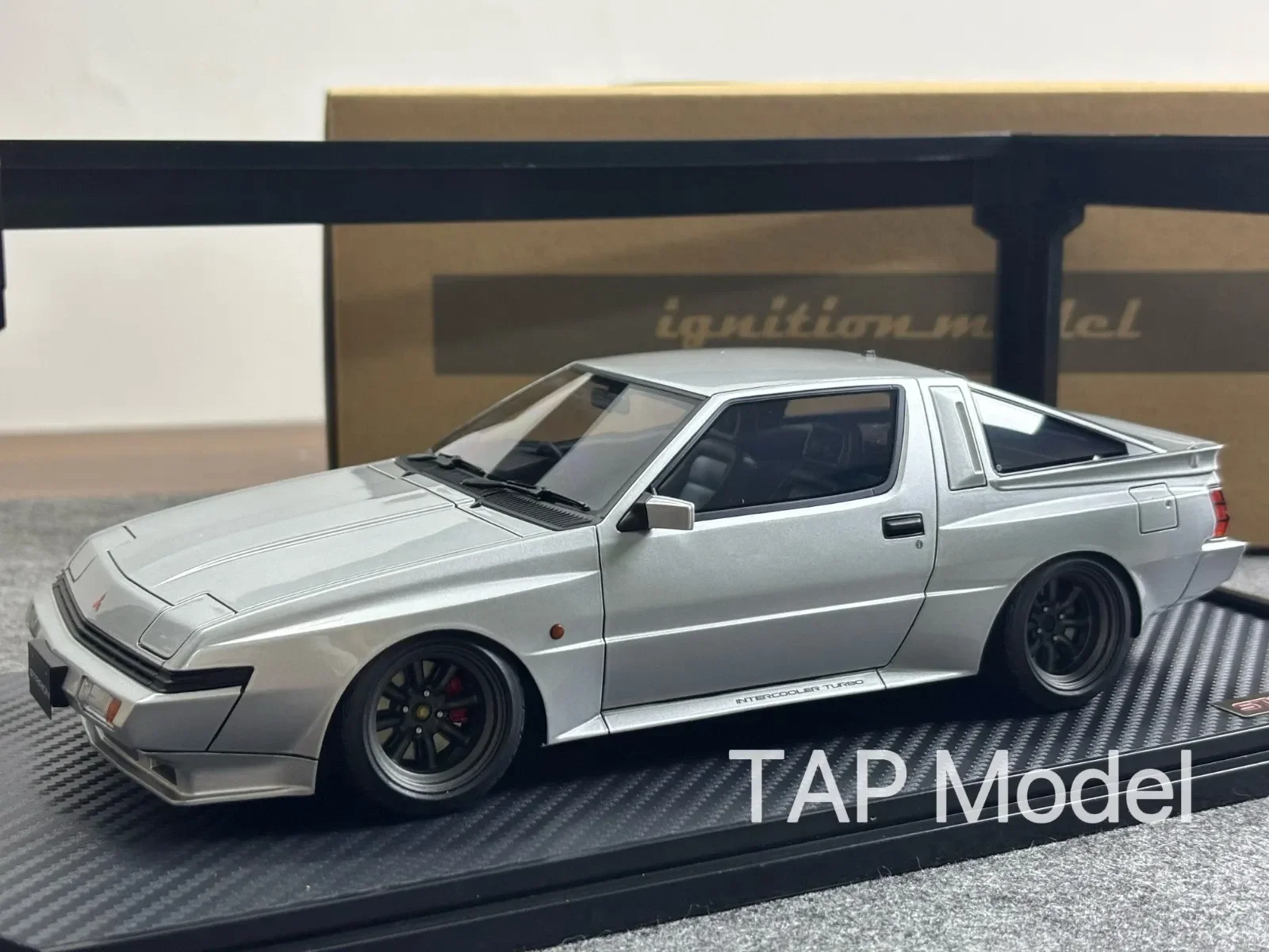 

Модель зажигания 1/18 Starion 2600 GSR-VR E-A187A Серебристый с коробкой IG3708