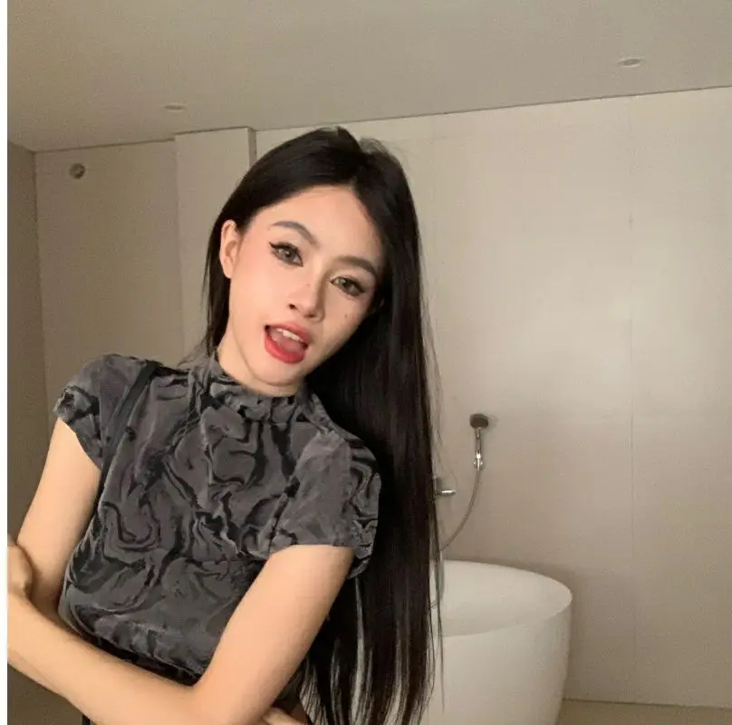 Top corto misto Spicy Girl 2025 Estate Nuovo design di abbigliamento da donna Senso Temperamento Slim Fit Collo semi alto