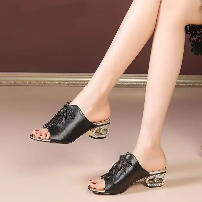 2024 pantofole a foglia di strass da donna di nuovo Design, scivoli per scarpe estive con tacco strano, punta aperta, bianca, nera, Dropship