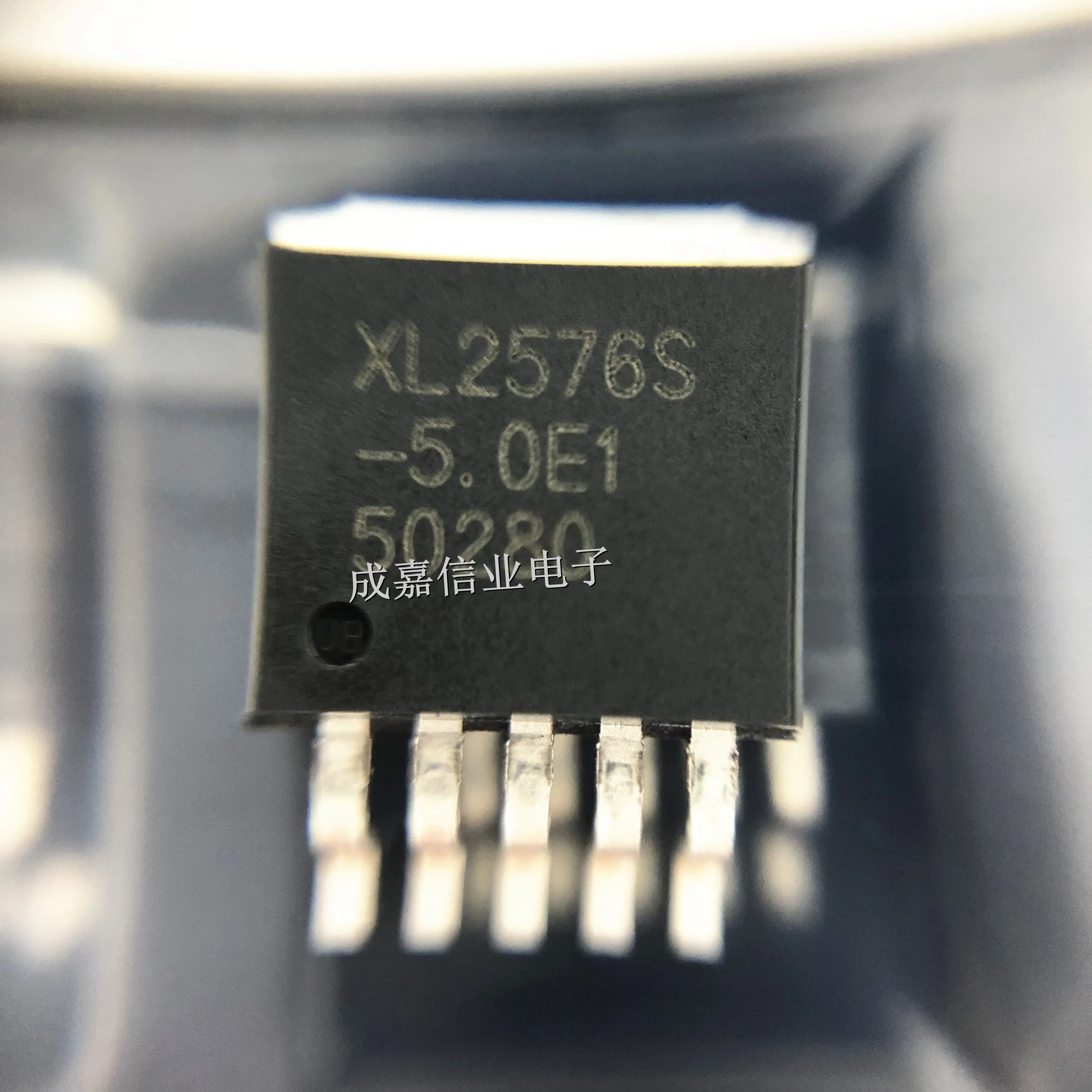 10pcs/Lot XL2576S-5.0E1 TO-263-5 3A, 52KHz, 5V Step-down DC-DC Converter 52kHz