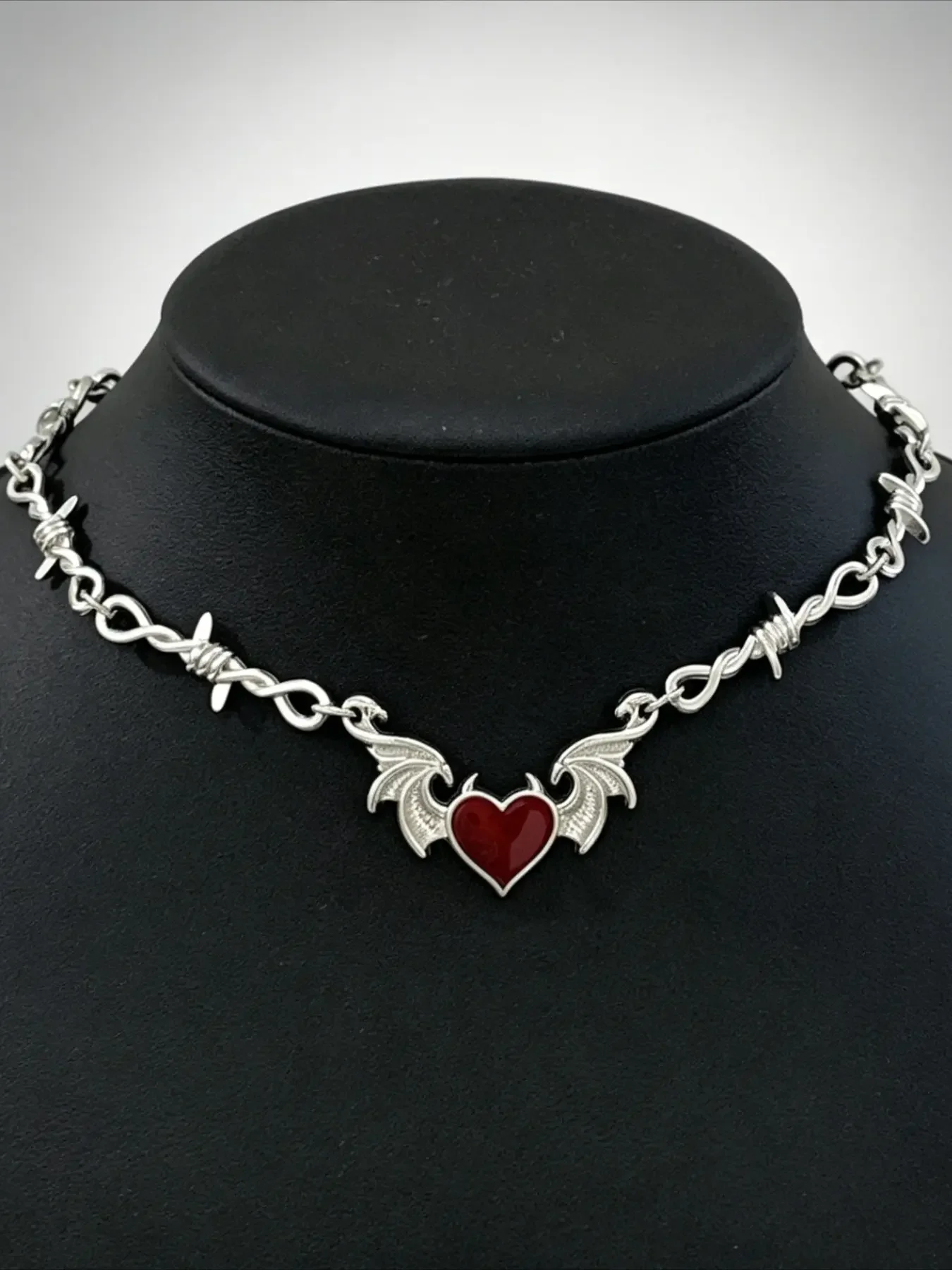Vintage Gothic Heart Bat Thorns Alloy Pendant Necklace for Men and Women, Dark Punk Personality Party Necklace, Unisex Fashion Jewelry, Costume Jewelry