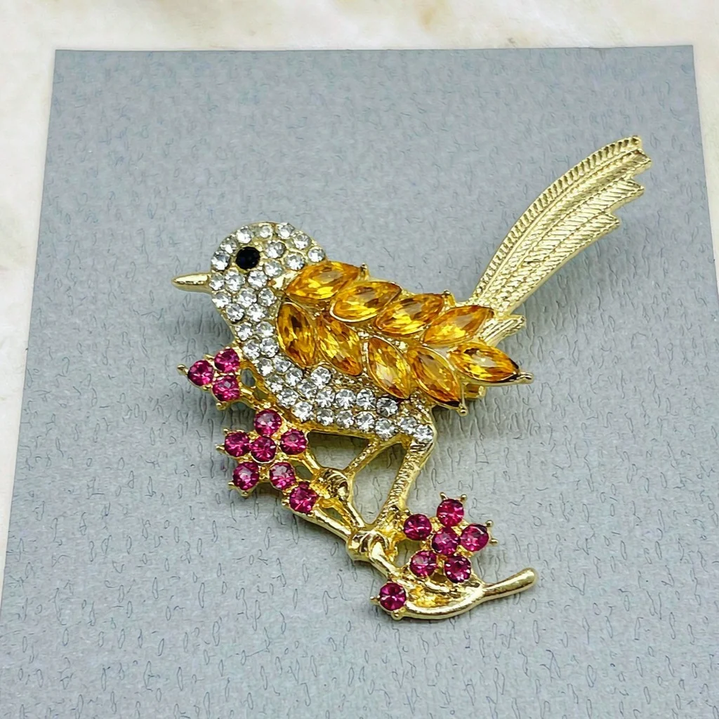 New Accessories, High Aesthetic Value, Versatile, Couple's Commute Silk Clip, Anti-Exposure Accessory, Women's Suit Pin, Personalized Outfit, Decorative Buckle, Elegant Business Banquet Brooch, DIY Scarf Clip, Badge, Niche, Best Matching Item, Clothing Pin, Brooch, High-End Decorative Pin