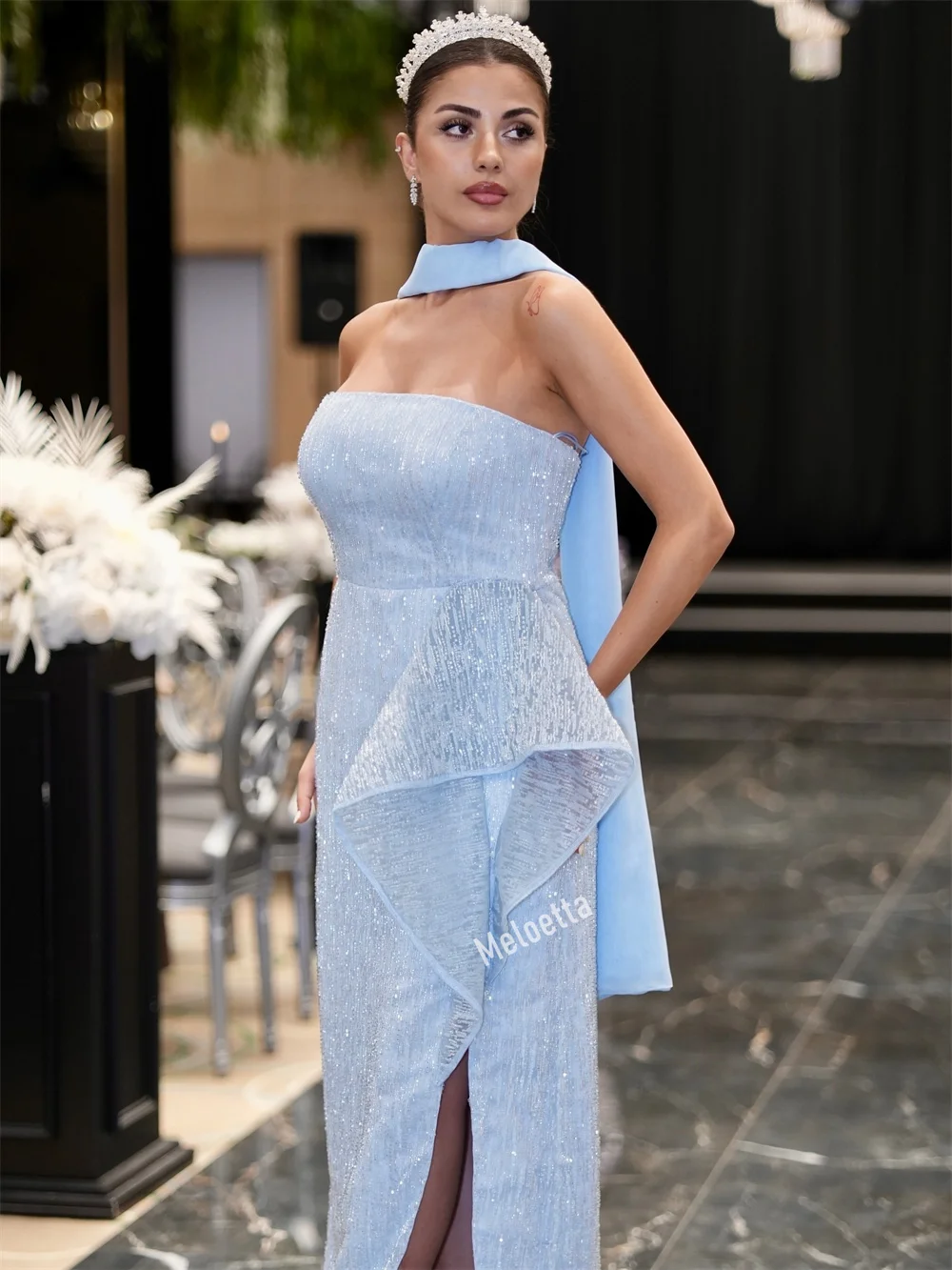 Maßgeschneidertes, hochwertiges, luxuriöses, trägerloses Abendkleid, gerade Midi-Kleider, maßgeschneiderter Anlass, Frau, elegante Party, Hochzeit