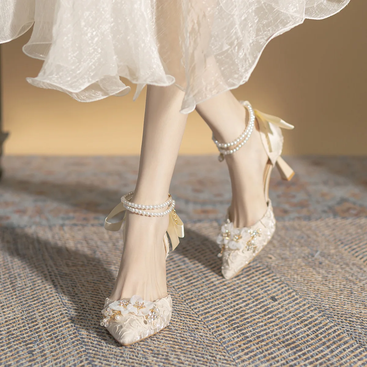 

Spring and Autumn New Bow Hollow High Heels, Elegant Pearl Chain Pointed Princess Shoes, Versatile for Children