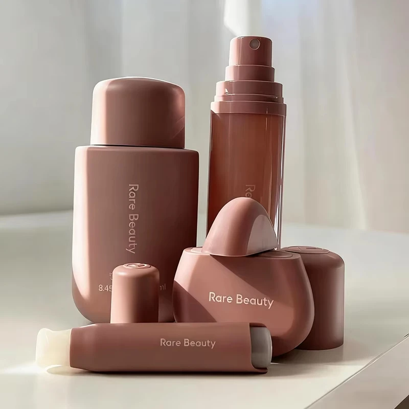 Rare Beauty Soft Pinch Lip Stain et Liquid Highlighter : Teinte à lèvres et illuminateur liquide pour un fini éclatant, repulpant, longue tenue, waterproof, brillant et naturel pour le visage.