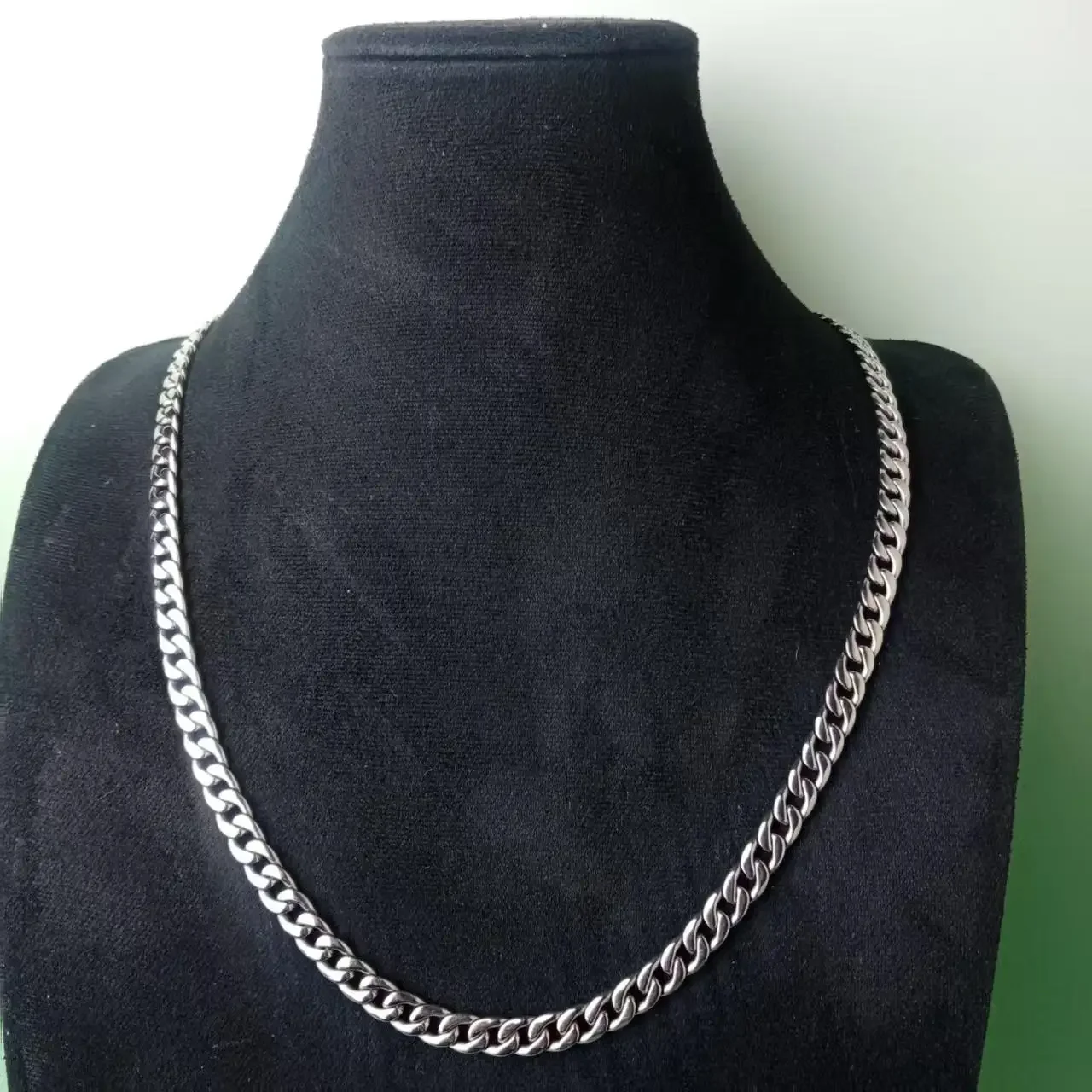 Men's Ultra Light Cuban Link Necklace - 7.2mm Pure Titanium, Hypoallergenic, Fashion Jewelry for Daily Wear