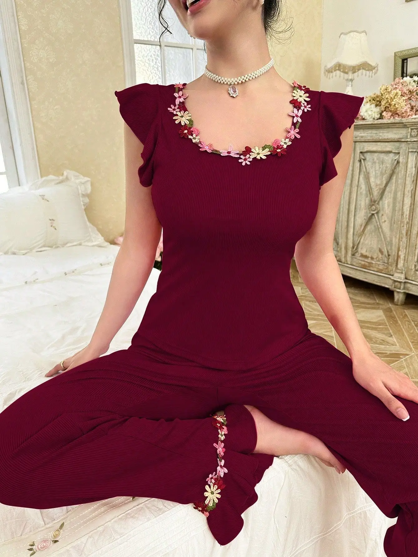 

Women Pajamas Set Summer New Fashion Embroidered Flower Round Neck Pullover Top and Stretch Flared Pants Two-piece Home