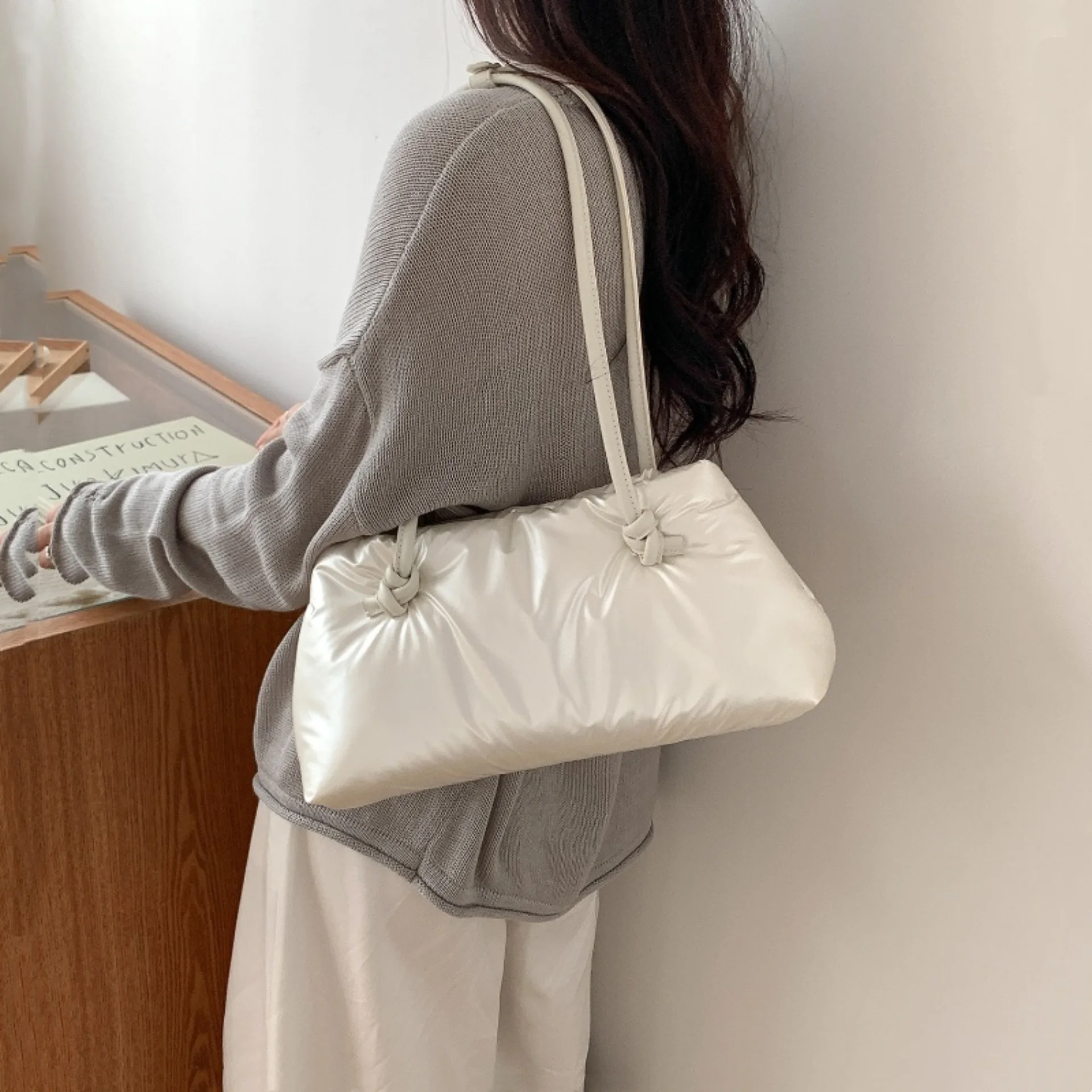 กระเป๋าสะพายไหล่ผู้หญิงแบบลำลอง ขนาดใหญ่ ดีไซน์ควิลท์ รุ่นใหม่ปี 2025 แฟชั่นสีพื้น ผ้าฝ้ายบุนวม ใช้ได้ทั้งผู้หญิงและผู้ชาย เหมาะสำหรับเดินทางไปทำงาน