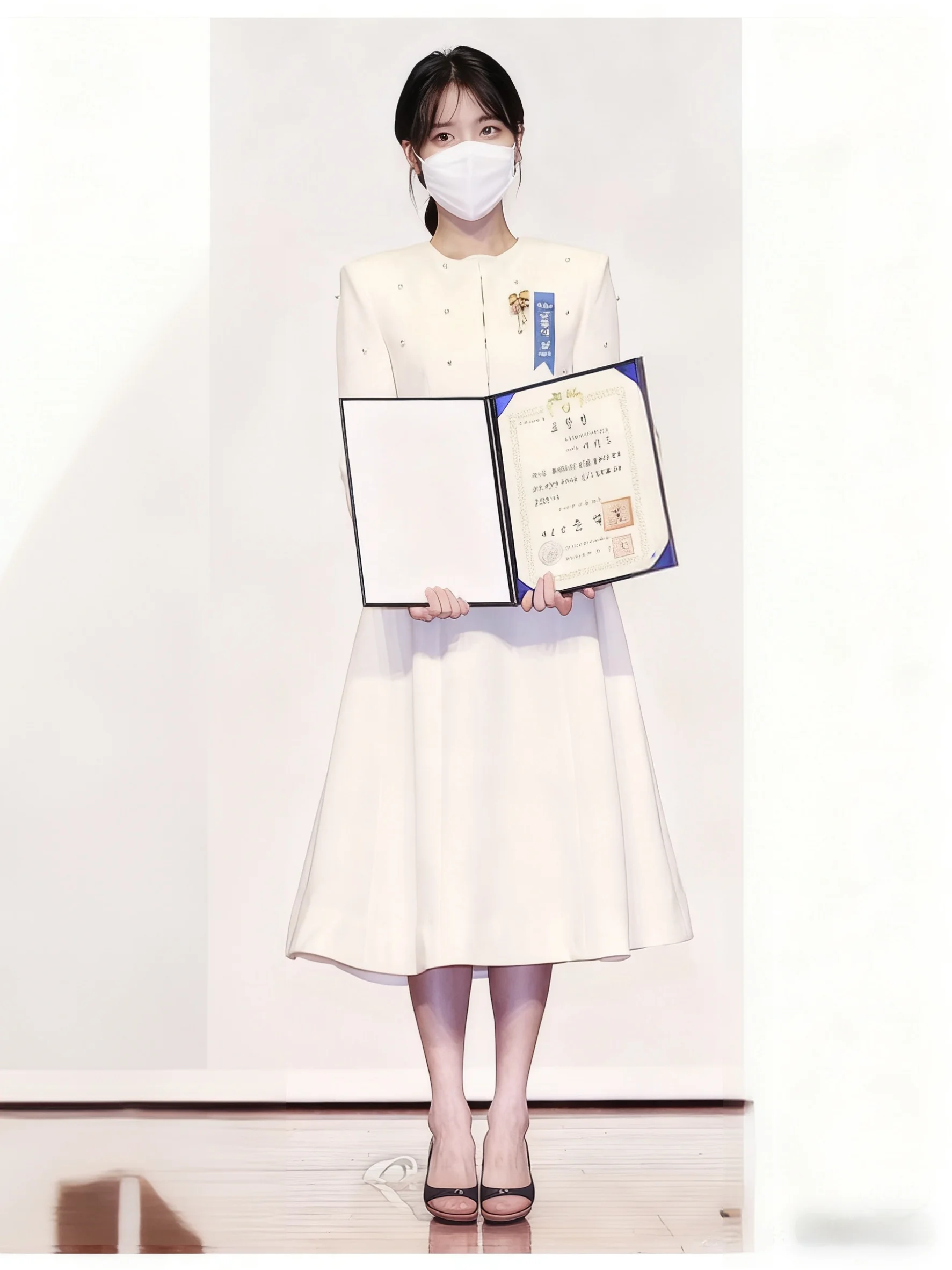 

Жемчужный комплект из двух предметов: платье с поясом и жилет — элегантный модный ансамбль для осенних мероприятий