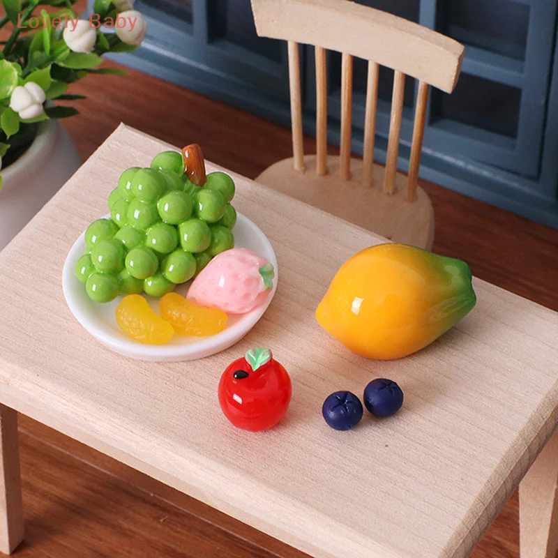 Pequeños adornos de frutas para casa de muñecas 1/12 con platos, incluye uvas, plátano y papayas para decoración de casa de muñecas