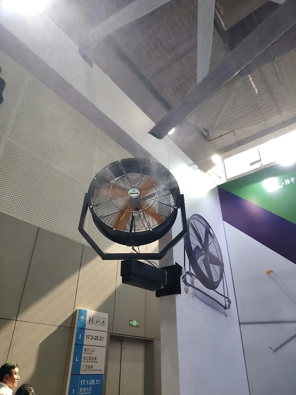 Design Adjust the Spray Wall Fan Left and Right Atomizer Spray Industrial Fan Misting Fans