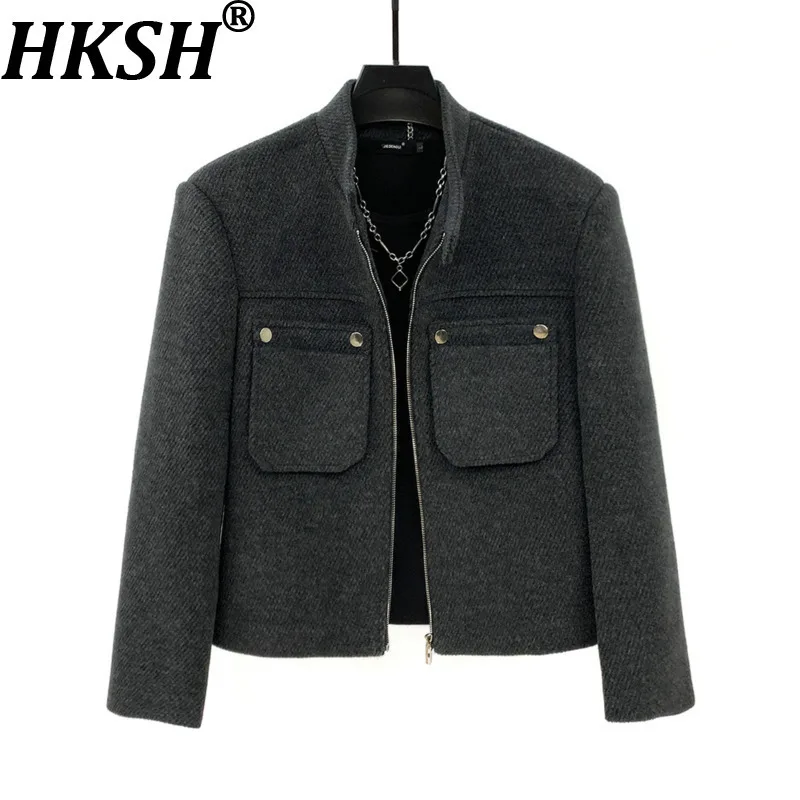 

HKSH Autumn Winter New Men Fake Pocket Design Stand Collar Thicken Jacket Korean Style Casual Trend Padded Shoulder Coat HK16135