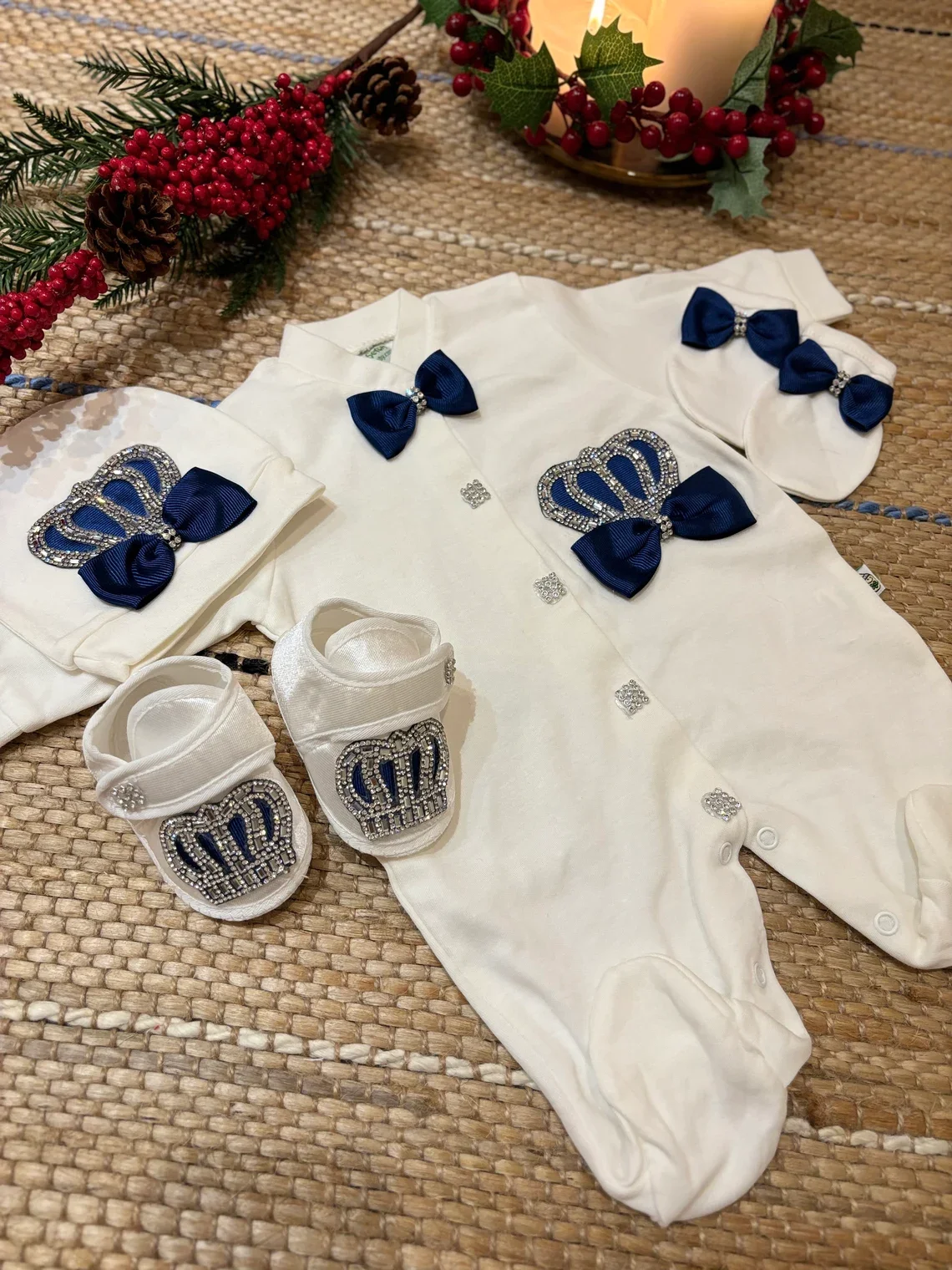 

Dollbling Royal Blue Hospital Exit Лилакс для маленьких мальчиков с драгоценностями, смокинг с короной, наряд Layette, подарочный набор из 4 предметов, 0-3 месяца