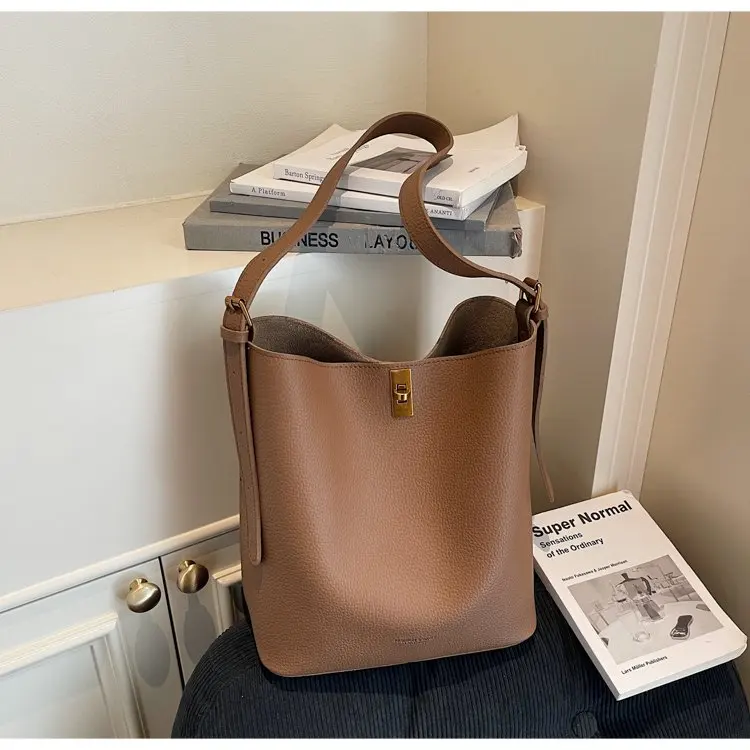 Minimalistische Kamelbraune Kunstleder-Bucket-Bag, genarbte Textur mit Schlossakzent, vielseitige Alltagstasche für Arbeit & Ausflüge – Detail 20